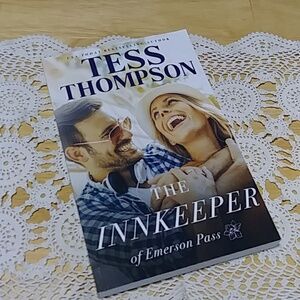 The Innkeeper -- Tess Thompson - Emerson Pass Contemporaries Romance #5